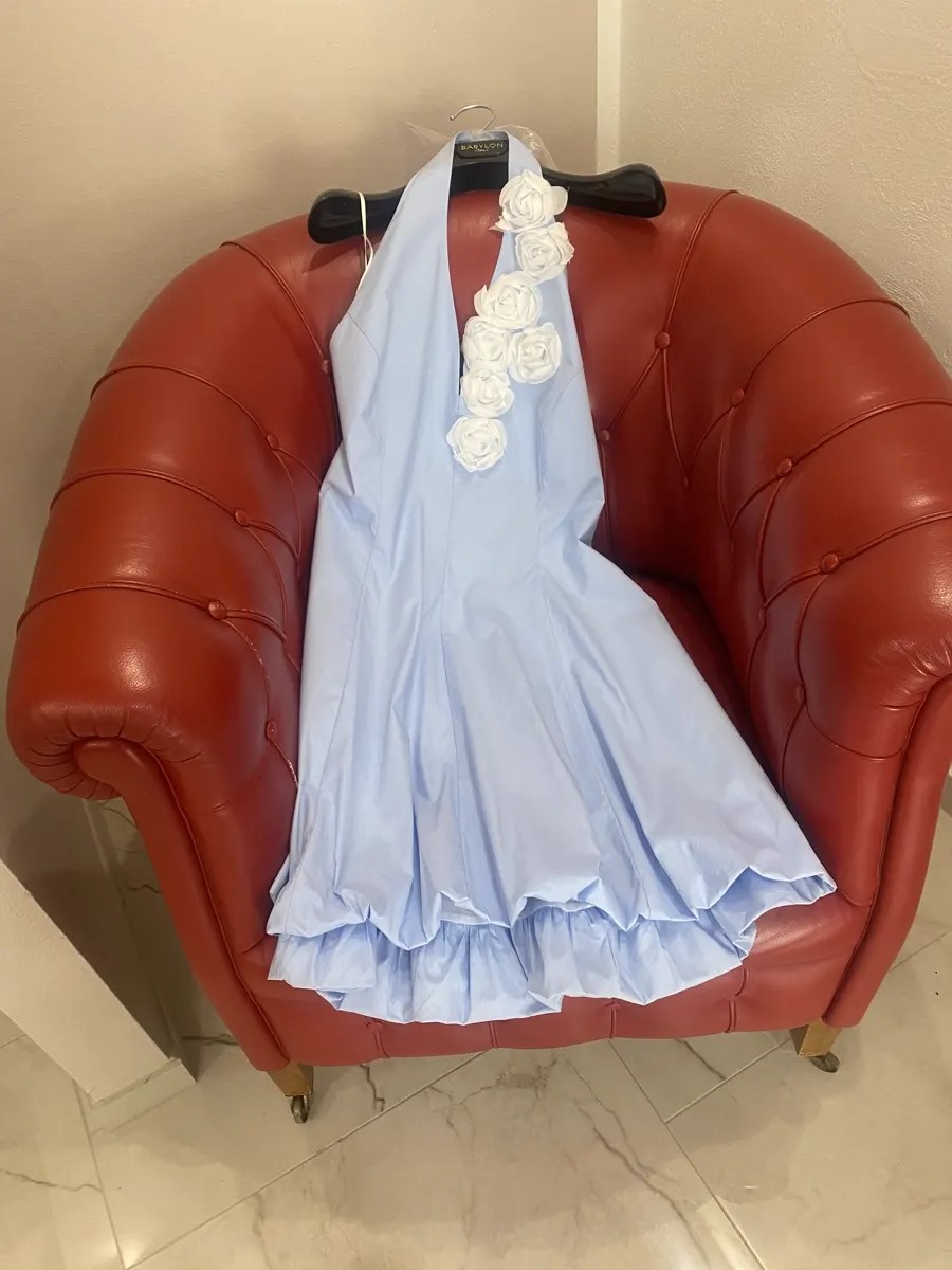 Abito azzurro con applicazioni floreali bianche