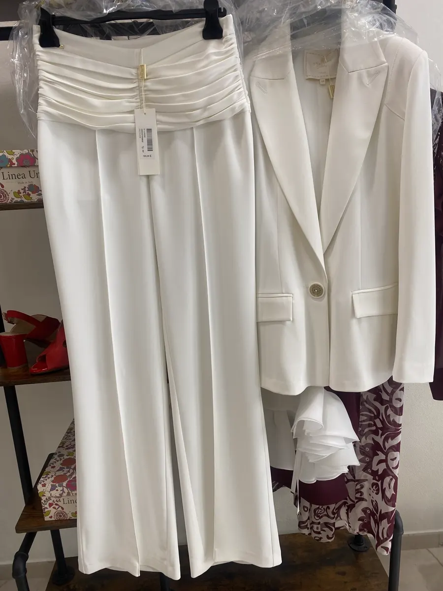 Completo da uomo bianco