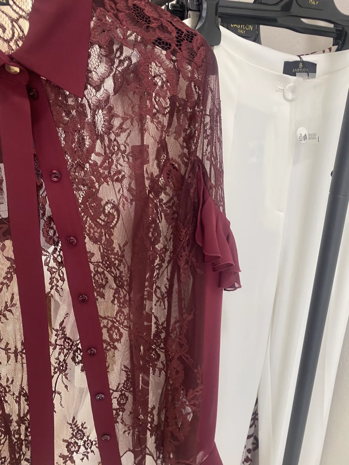 Dettaglio di un capo in pizzo bordeaux della collezione